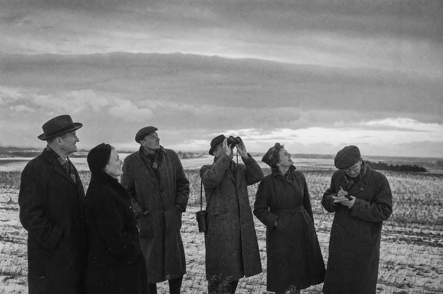Foreningsmedlemmer på skyobservation en vinterdag i 1950'erne