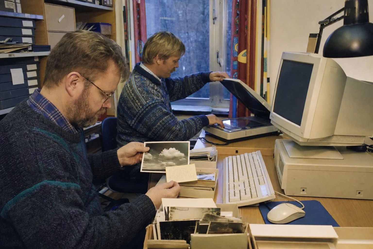 Frivillige digitaliserer gamle skyfotografier i 1990'erne