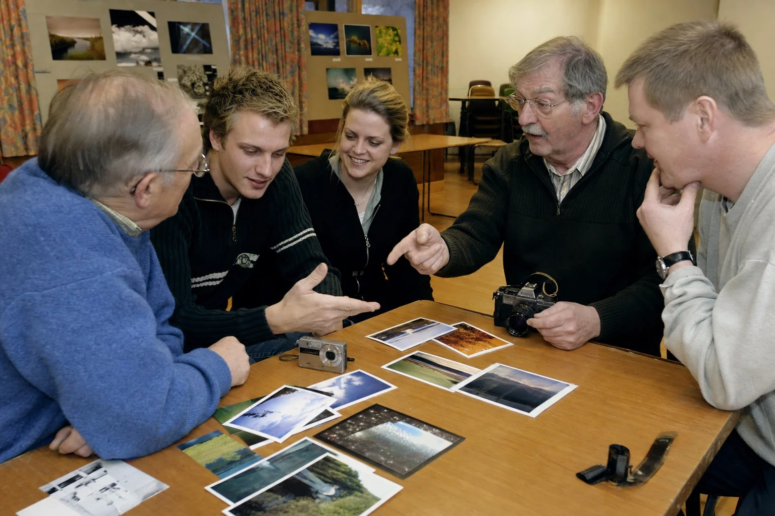Medlemmer diskuterer digitale og analoge skyfotografier