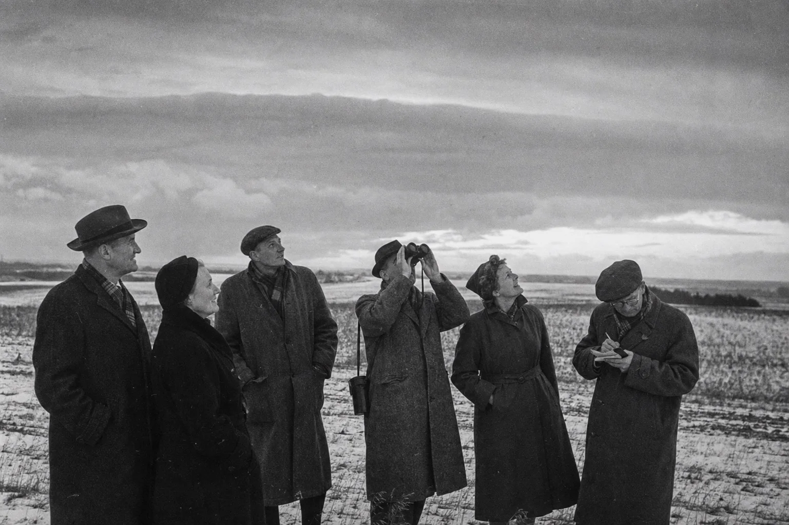 Foreningsmedlemmer på skyobservation en vinterdag i 1950'erne